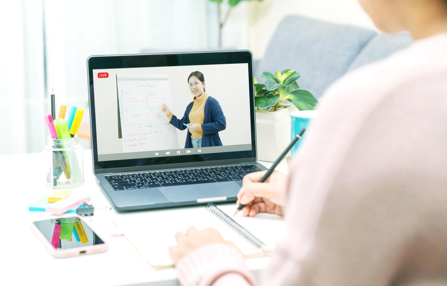 Estudiantes aplicando técnicas de gestión del estrés en entorno real