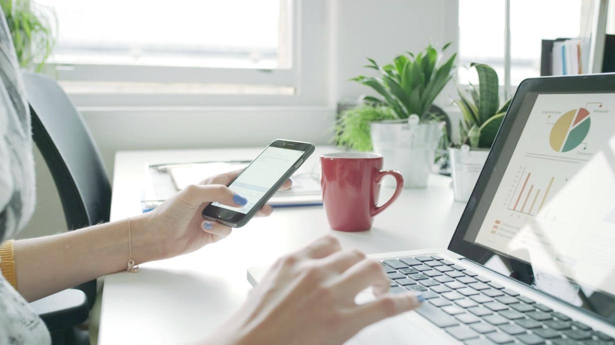 Equipo colaborando en un entorno educativo moderno