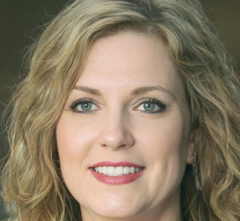 Miembro del equipo de Quinlavorexis trabajando en desarrollo de contenido educativo